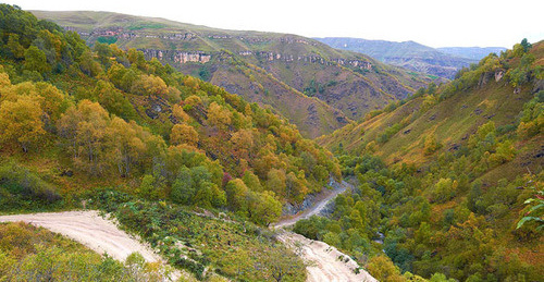 Кабардино-Балкария. Дорога к водопадам Гедмыш. Фото: Vladimir Popkov https://ru.wikipedia.org Кабардино-Балкария. Дорога к водопадам Гедмыш. Фото: Vladimir Popkov https://ru.wikipedia.org