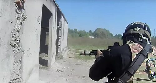 Сотрудник Спецназа. Фото: Стоп-кадр видео Спец наз, http://www.youtube.com/watch?v=m4BF7aTjoh0 Сотрудник Спецназа. Фото: Стоп-кадр видео Спец наз, http://www.youtube.com/watch?v=m4BF7aTjoh0