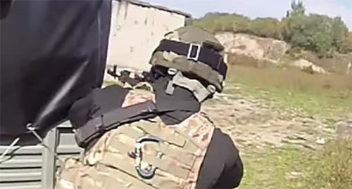 Сотрудник Спецназа. Фото: Стоп-кадр видео Спец наз, http://www.youtube.com/watch?v=m4BF7aTjoh0 Сотрудник Спецназа. Фото: Стоп-кадр видео Спец наз, http://www.youtube.com/watch?v=m4BF7aTjoh0