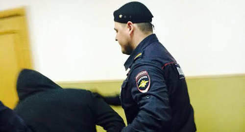 Конвоирование обвиняемого по делу об убийстве Б. Немцова. Фото Юлии Буславской для "Кавказского узла" Конвоирование обвиняемого по делу об убийстве Б. Немцова. Фото Юлии Буславской для "Кавказского узла"