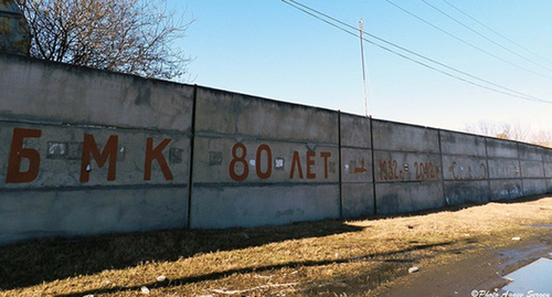 Надпись на территории маисового комбината в Беслане, "БМК 80 лет - 1932-2012". Фото Сергея Агеева, http://ru-abandoned.livejournal.com/1433811.html Надпись на территории маисового комбината в Беслане, "БМК 80 лет - 1932-2012". Фото Сергея Агеева, http://ru-abandoned.livejournal.com/1433811.html