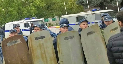 Сотрудники полиции оцепили центральную площадь Буйнакска. 16 октября 2015 г. Фото предоставил Шамиль Магомедов