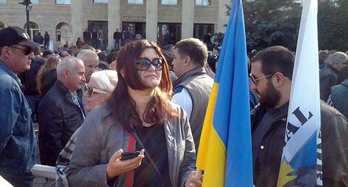 Флаги украины- непременный атрибут мтингов сторонников Саакашвили. Фото Беслана Кмузова для "Кавказского узла" Флаги украины- непременный атрибут мтингов сторонников Саакашвили. Фото Беслана Кмузова для "Кавказского узла"