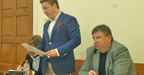 Александр Бурнаев (cлева) и подсудимый Олег Вронский. Сочи, 22 октября 2015 г. Фото Светланы Кравченко для "Кавказского узла" Александр Бурнаев (cлева) и подсудимый Олег Вронский. Сочи, 22 октября 2015 г. Фото Светланы Кравченко для "Кавказского узла"