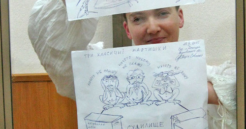 Надежда Савченко в зале Донецкого городского суда с собственными рисунками. 19 октября 2015 г. Фото Константина Волгина для "Кавказского узла" Надежда Савченко в зале Донецкого городского суда с собственными рисунками. 19 октября 2015 г. Фото Константина Волгина для "Кавказского узла"