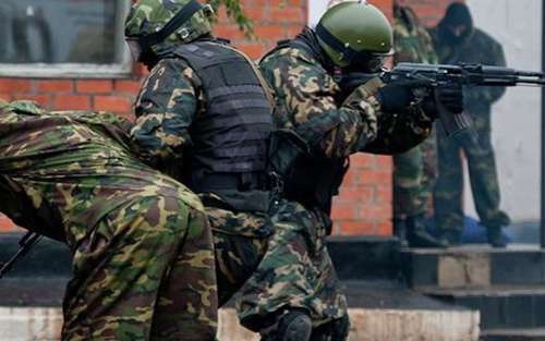 Силовики в ходе спецоперации в Дагестане. Фото: http://novayagazeta-ug.ru/news/u5012/2014/10/06/83006 Силовики в ходе спецоперации в Дагестане. Фото: http://novayagazeta-ug.ru/news/u5012/2014/10/06/83006