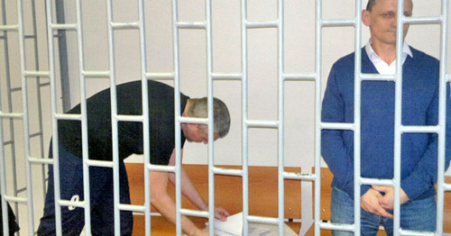 Николай Карпюк (справа) в зале суда. Грозный, 27 октября 2015 г. Фото Расула Магомедова Николай Карпюк (справа) в зале суда. Грозный, 27 октября 2015 г. Фото Расула Магомедова