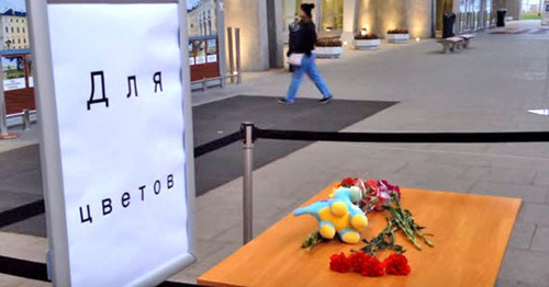Цветы и игрушки в аэропорту Пулково. Санкт-Петербург, 31 октября 2015 г. Кадр из видео RFE/RL http://www.youtube.com/watch?v=O-Y2sy06dfg Цветы и игрушки в аэропорту Пулково. Санкт-Петербург, 31 октября 2015 г. Кадр из видео RFE/RL http://www.youtube.com/watch?v=O-Y2sy06dfg