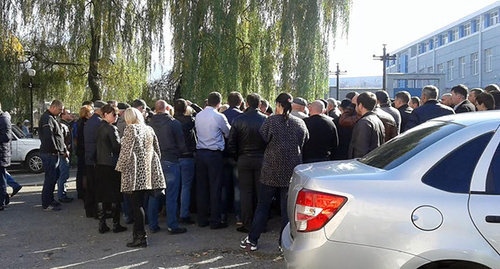 Родственники и друзья задержанных полицейских у Ленинского суда во Владикавказе. 05.11.2015. Фото Эмма Марзоева Родственники и друзья задержанных полицейских у Ленинского суда во Владикавказе. 05.11.2015. Фото Эмма Марзоева