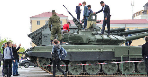 Военная техника на улицах Грозного. Фото Магомеда Магомедова для "Кавказского узла" Военная техника на улицах Грозного. Фото Магомеда Магомедова для "Кавказского узла"