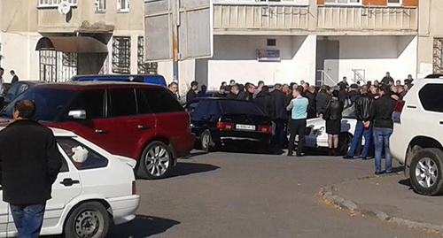 Родственники и друзья задержанных полицейских у Ленинского суда во Владикавказе. 05.11.2015. Фото Эммы Марзоевой для "Кавказского узла" Родственники и друзья задержанных полицейских у Ленинского суда во Владикавказе. 05.11.2015. Фото Эммы Марзоевой для "Кавказского узла"