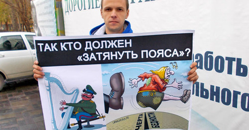 Виктор Филатов в одиночном пикете у здания областной думы. Астрахань, 13 ноября 2015 г. Фото Елены Гребенюк для "Кавказского узла" Виктор Филатов в одиночном пикете у здания областной думы. Астрахань, 13 ноября 2015 г. Фото Елены Гребенюк для "Кавказского узла"