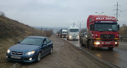 Акция протеста грузоперевочзиков на Третьей Продольной улице Воглгорада. Фото Татьяны Филимоновой для "Кавказского узла" Акция протеста грузоперевочзиков на Третьей Продольной улице Воглгорада. Фото Татьяны Филимоновой для "Кавказского узла"