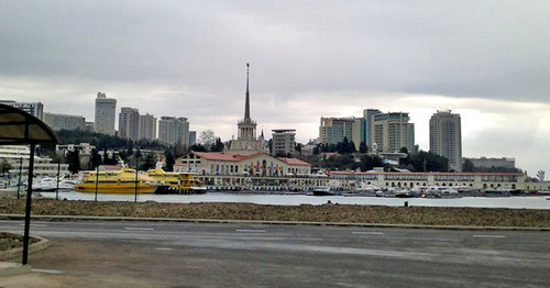 Вид на старый Морской вокзал со стороны порта. Сочи. Фото Григория Шведова для "Кавказского узла"
