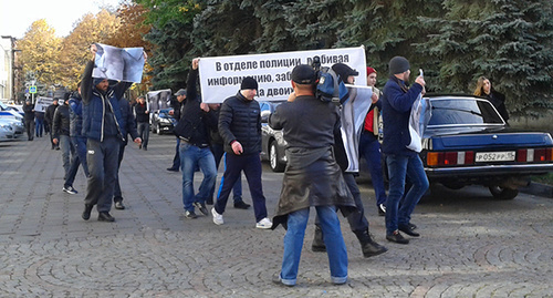 Митинг родственников и соседей погибшего жителя Владикавказа Владимира Цкаева. 2 ноября 2015 г. Фото Эммы Марзоевой для "Кавказского узла" Митинг родственников и соседей погибшего жителя Владикавказа Владимира Цкаева. 2 ноября 2015 г. Фото Эммы Марзоевой для "Кавказского узла"