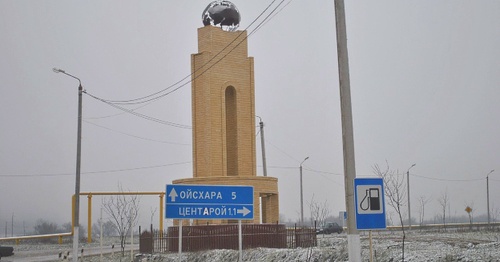 Стела на въезде в село Бачи-Юрт. Фото: Maps.yandex.ru