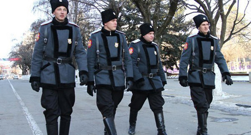 Казаки на улице Краснодара. Фото: http://kubnews.ru/ Казаки на улице Краснодара. Фото: http://kubnews.ru/