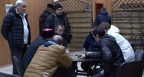 Сбор дальнобойщиков, недовольных введением системы "Платон" в придорожном кафе, 04.12.2015. Фото
Олега Краснова для "Кавказского узла" Сбор дальнобойщиков, недовольных введением системы "Платон" в придорожном кафе, 04.12.2015. Фото
Олега Краснова для "Кавказского узла"