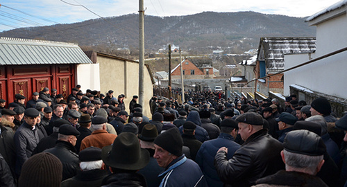 Траурный митинг в поселке Хасанья у дома Хадиса Боттаева. Фото: Пресс-служба главы и правительства КБР Траурный митинг в поселке Хасанья у дома Хадиса Боттаева. Фото: Пресс-служба главы и правительства КБР