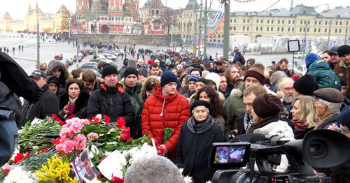 На месте убийства Бориса Немцова. Москва, 1 марта 2015 г. Фото: putnik https://ru.wikipedia.org/ На месте убийства Бориса Немцова. Москва, 1 марта 2015 г. Фото: putnik https://ru.wikipedia.org/