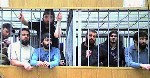 Подсудимые по делу о нападении на Нальчик 13 октября 2005 г. во время одного из судебных заседаний. Кабардино-Балкария, Нальчик, 2011 г. Фото предоставлено членом комитета «Матери Кабардино-Балкарии в защиту прав и свобод граждан» Марьям Ахметовой. Подсудимые по делу о нападении на Нальчик 13 октября 2005 г. во время одного из судебных заседаний. Кабардино-Балкария, Нальчик, 2011 г. Фото предоставлено членом комитета «Матери Кабардино-Балкарии в защиту прав и свобод граждан» Марьям Ахметовой.