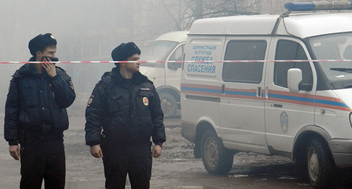 Сотрудники полиции на месте взрыва в Волгограде. Фото Татьяны Филимоновой для "Кавказского узла" Сотрудники полиции на месте взрыва в Волгограде. Фото Татьяны Филимоновой для "Кавказского узла"