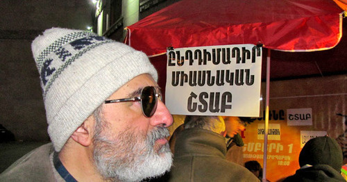 Сторонник "Новой Армении" во время пикетв на площади Свободы. Ереван, 18 декабря 2015 г. Фото Тиграна Петросяна для "Кавказского узла" Сторонник "Новой Армении" во время пикетв на площади Свободы. Ереван, 18 декабря 2015 г. Фото Тиграна Петросяна для "Кавказского узла"