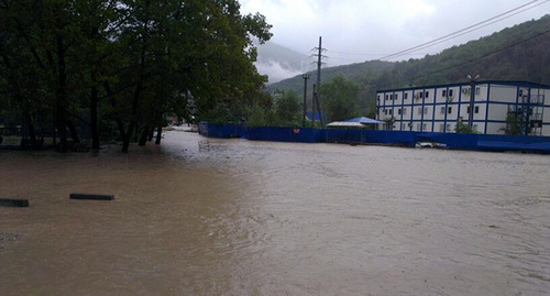 Подтопление в посёлке Кепша. Фото: http://www.privetsochi.ru/blog/pogoda_sochi/34680.html Подтопление в посёлке Кепша. Фото: http://www.privetsochi.ru/blog/pogoda_sochi/34680.html