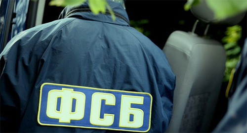 Сотрудник ФСБ. Фото: http://nac.gov.ru/nakmessage/2015/10/14/v-moskve-zaderzhana-gruppa-lits-obnaruzheno-samodelnoe-vzryvnoe-ustroistvo.html Сотрудник ФСБ. Фото: http://nac.gov.ru/nakmessage/2015/10/14/v-moskve-zaderzhana-gruppa-lits-obnaruzheno-samodelnoe-vzryvnoe-ustroistvo.html