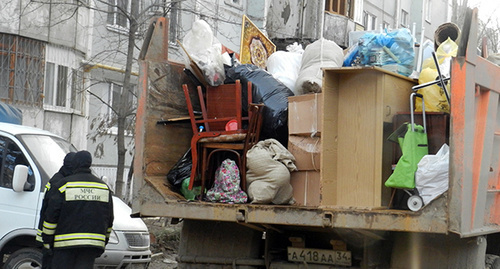 Вывоз имущества жильцов разрушенного дома в Волгограде. 25 декабря 2015 г. Фото Татьяны Филимоновой для "Кавказского узла" Вывоз имущества жильцов разрушенного дома в Волгограде. 25 декабря 2015 г. Фото Татьяны Филимоновой для "Кавказского узла"