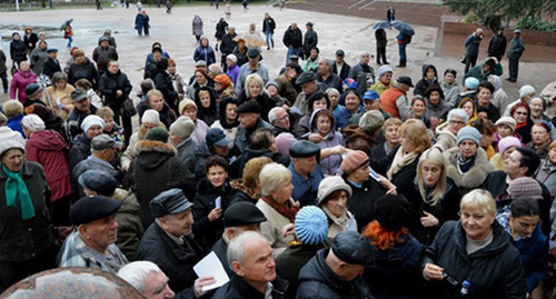 Пенсионеры на на импровизированном митинге у входа в мэрию. Фото: http://www.privetsochi.ru/blog/news_sochi/60402.html#comment2279459 Пенсионеры на на импровизированном митинге у входа в мэрию. Фото: http://www.privetsochi.ru/blog/news_sochi/60402.html#comment2279459