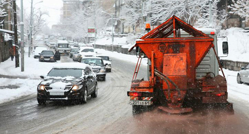 Снегоуборочная техника на дороге в Армении. Фото: http://armenia-news.ru/01/kommunalshhiki-boryutsya-s-posledstviyami-snegopada-v-erevane/ Снегоуборочная техника на дороге в Армении. Фото: http://armenia-news.ru/01/kommunalshhiki-boryutsya-s-posledstviyami-snegopada-v-erevane/