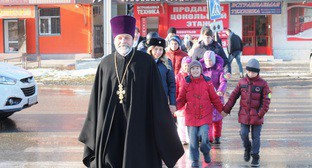 «Рождественское путешествие безопасности» организовали для детей полицейские и настоятель православной церкви Кабардино-Балкарии. Фото: https://07.mvd.ru/ «Рождественское путешествие безопасности» организовали для детей полицейские и настоятель православной церкви Кабардино-Балкарии. Фото: https://07.mvd.ru/