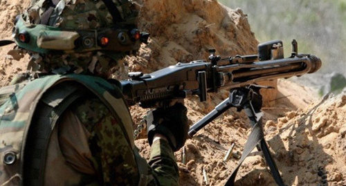 Солдат на линии огня. Фото: © AZƏRTAC, http://ru.sputnik.az/karabakh/20151223/403142207.html Солдат на линии огня. Фото: © AZƏRTAC, http://ru.sputnik.az/karabakh/20151223/403142207.html