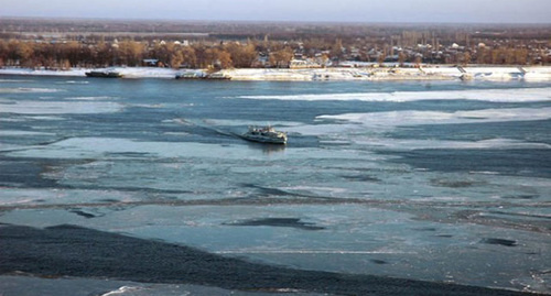 Волга в районе острова Сарпинского. Фото: http://bloknot-volgograd.ru/news/v-volgograde-na-ostrov-sarpinskiy-lyudey-dostavlya-687650?sphrase_id=360968 Волга в районе острова Сарпинского. Фото: http://bloknot-volgograd.ru/news/v-volgograde-na-ostrov-sarpinskiy-lyudey-dostavlya-687650?sphrase_id=360968