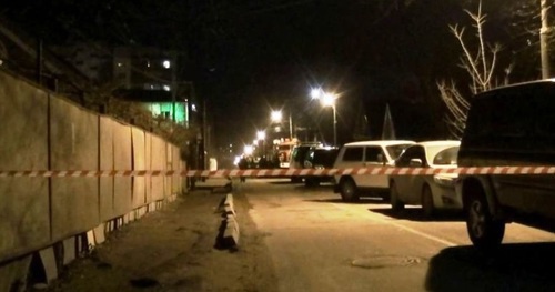 Силовики оцепили место проведения спецоперации в Нальчике. Нальчик, 16 января 2016 года. Фато: http://nac.gov.ru/nakmessage/2016/01/16/v-nalchike-v-chastnom-dome-blokirovan-bandit.html Силовики оцепили место проведения спецоперации в Нальчике. Нальчик, 16 января 2016 года. Фато: http://nac.gov.ru/nakmessage/2016/01/16/v-nalchike-v-chastnom-dome-blokirovan-bandit.html