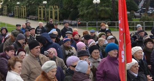Участники митинга КПРФ в Сочи. 12 января 2015 года. Фото Светланы Кравченко для "Кавказского узла" Участники митинга КПРФ в Сочи. 12 января 2015 года. Фото Светланы Кравченко для "Кавказского узла"