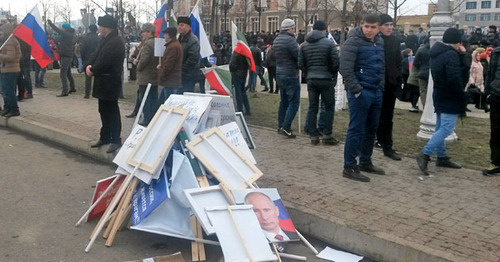 Плакаты и лозунги брошенные прямо на площади, где шел митинг. Грозный, 22 января 2016 г. Фото Николая Петрова для "Кавказского узла" Плакаты и лозунги брошенные прямо на площади, где шел митинг. Грозный, 22 января 2016 г. Фото Николая Петрова для "Кавказского узла"