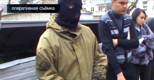 Следственные действия с участием Дмитрия Сапожникова на месте покушения на Николая Нестеренко. Фото: кадр из сюжета "России-1" о деле Зиринова, Russia.tv Следственные действия с участием Дмитрия Сапожникова на месте покушения на Николая Нестеренко. Фото: кадр из сюжета "России-1" о деле Зиринова, Russia.tv