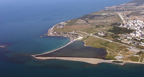 Суджукская коса в Новороссийске. Фото: http://www.rostovgid.ru/nature/island/sudzhukskaya-kosa.html Суджукская коса в Новороссийске. Фото: http://www.rostovgid.ru/nature/island/sudzhukskaya-kosa.html