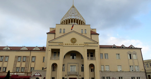 Здание парламента Нагорного Карабаха в Степанакерте. Сентябрь 2015 г. Фото Армине Мартиросян для "Кавказского узла" Здание парламента Нагорного Карабаха в Степанакерте. Сентябрь 2015 г. Фото Армине Мартиросян для "Кавказского узла"