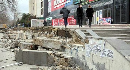 Место проведения ремонтных работ на проспекте Расула Гамзатова, где были вырублены многолетние деревья. Махачкала, 1 февраля 2016 года. Фото Магомеда Магомедова для "Кавказского узла". Место проведения ремонтных работ на проспекте Расула Гамзатова, где были вырублены многолетние деревья. Махачкала, 1 февраля 2016 года. Фото Магомеда Магомедова для "Кавказского узла".