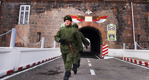 Строй солдат у военной базы в Гюмри. Фото: http://www.lragir.am/index/rus/0/country/view/40608 Строй солдат у военной базы в Гюмри. Фото: http://www.lragir.am/index/rus/0/country/view/40608