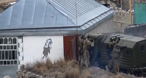 Силовик во время КТО в селе Дагестана. Фото: http://nac.gov.ru/kontrterroristicheskie-operacii/ukryvavshiysya-v-blokirovannom-dome-bandit.html Силовик во время КТО в селе Дагестана. Фото: http://nac.gov.ru/kontrterroristicheskie-operacii/ukryvavshiysya-v-blokirovannom-dome-bandit.html