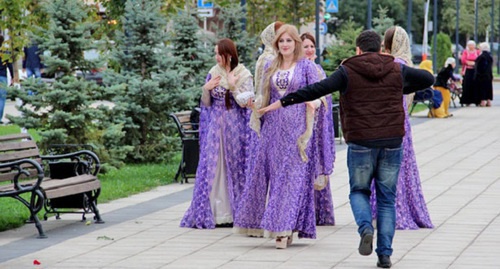 Мужчина в Грозном исполнил национальный танец при виде девушек в национальных костюмах. Фото: Магомеда Магомедова для "Кавказского узла"