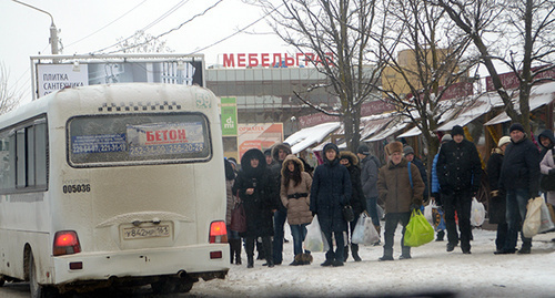 Жители Ростова-на-Дону на автобусной остановке. Фото Олега Пчелова для "Кавказского узла" Жители Ростова-на-Дону на автобусной остановке. Фото Олега Пчелова для "Кавказского узла"