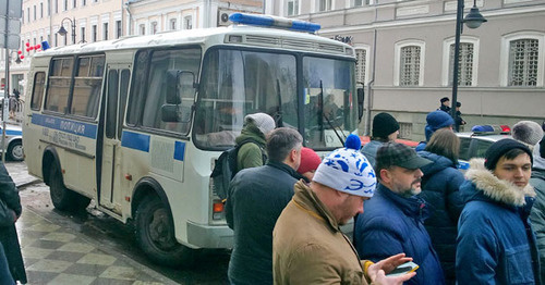 Напротив входа во двор офиса ПАРНАС стоит полицейский автобус. Москва, 23 февраля 2016 г. Фото Олега Краснова для "Кавказского узла" Напротив входа во двор офиса ПАРНАС стоит полицейский автобус. Москва, 23 февраля 2016 г. Фото Олега Краснова для "Кавказского узла"