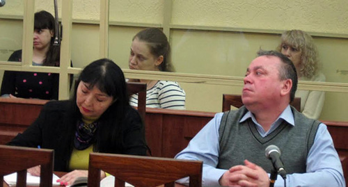 Подсудимые по делу "банды амазонок" в Ростовском областном суде, 25 февраля 2016 года: Сергей Синельник, Виктория Тарвердиева, Анастасия Синельник, Инесса Тарвердиева (на заднем плане, слева направо). Фото Константина Волгина для "Кавказского узла" Подсудимые по делу "банды амазонок" в Ростовском областном суде, 25 февраля 2016 года: Сергей Синельник, Виктория Тарвердиева, Анастасия Синельник, Инесса Тарвердиева (на заднем плане, слева направо). Фото Константина Волгина для "Кавказского узла"