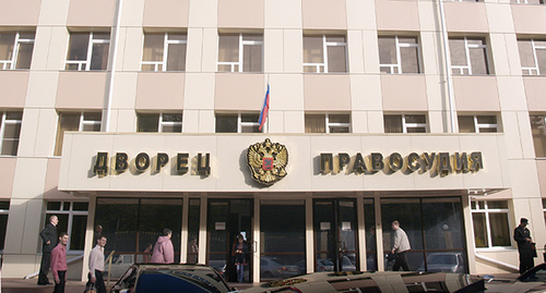 Вход в здание Промышленного райсуда Ставрополя . Фото: http://bloknot-stavropol.ru/?PAGEN_1=447&PAGEN_2=118 Вход в здание Промышленного райсуда Ставрополя . Фото: http://bloknot-stavropol.ru/?PAGEN_1=447&PAGEN_2=118
