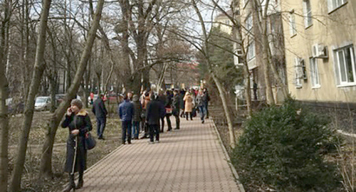 Эвакуация из ставропольского суда. Фото: http://bloknot-stavropol.ru/news/v-stavropole-otsepili-zdanie-suda-713786?sphrase_id=428966 Эвакуация из ставропольского суда. Фото: http://bloknot-stavropol.ru/news/v-stavropole-otsepili-zdanie-suda-713786?sphrase_id=428966